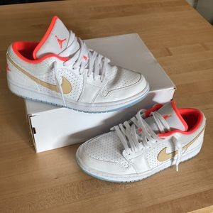Nike Air Jordan 1 Low In Nice Condition size 10.5 Women